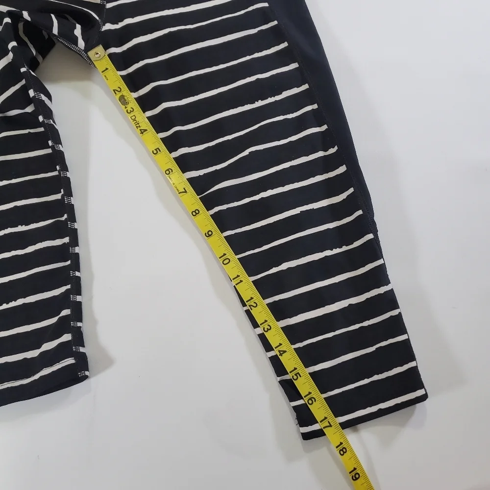2447 * Nike Cropped Black White Stripe Compression Legging Pants Size S